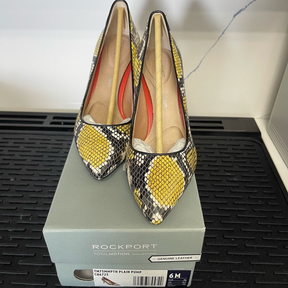 ROCKPORT 75mm Total Motion Women’s Pump Sz 6M  CH6723 Yellow Black Grey Snake - Picture 10 of 10